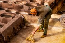 Homem marroquino trabalhando em curtumes de couro em Fez — Fotografia de Stock