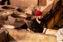 Mann arbeitet in Ledergerberei in Fez, Marokko — Stockfoto