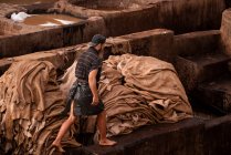 Homme travaillant dans la tannerie de cuir à Fès, Maroc — Photo de stock