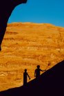 Два бедуина играют на скалах в Вади Рам, Иордания — стоковое фото