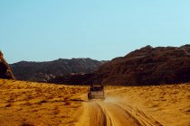 Um caminhão beduíno leva turistas para o deserto de Wadi Rum Jordan — Fotografia de Stock
