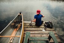 Маленький хлопчик риболовля в озері — стокове фото
