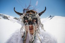 Ragazza aborigena con maschera viso, vestita da capra di montagna. — Foto stock