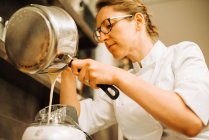 Chef feminino está trabalhando em uma cozinha de restaurante — Fotografia de Stock