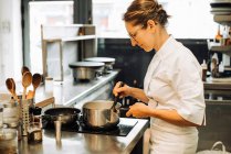 Жінка-кухарка працює на кухні ресторану — стокове фото