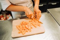 Chef che taglia la zucca in un ristorante, da vicino — Foto stock