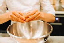 Hands cracking egg in a restaurant kitchen, lifestyle close up photo — Stock Photo