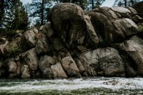 Beautiful rocky shore of the river in yellowstone national park. — Stock Photo