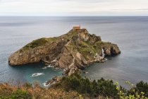 San Juan de Gaztelugatxe à Bermeo (Pais Vasco, Espagne). C'est une île très célèbre. Sur l'île il y a un ermitage. — Photo de stock
