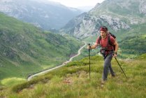Wanderer im Canfranc-Tal, Pyrenäen in Spanien. — Stockfoto
