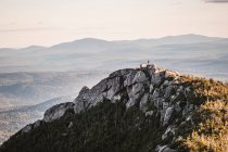 Человек на вершине горы — стоковое фото