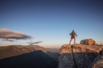 Uomo in cima alla montagna — Foto stock