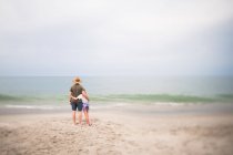Uomo e giovane ragazza in piedi guardando l'oceano in Indialantic FL — Foto stock