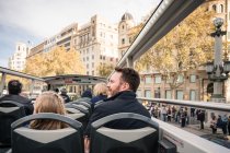 Passeios de pai e filha em ônibus de turismo de dois andares em Barcelona — Fotografia de Stock