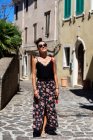 Bella giovane donna passeggiata turistica nel centro della città — Foto stock