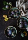 Prunes fraîches sur la table — Photo de stock
