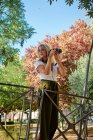 Joven fotógrafa sostiene una cámara en un parque - foto de stock