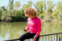 Athlète femme en utilisant son smartphone — Photo de stock