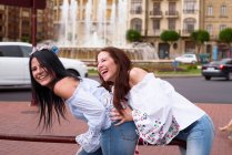 Zwei Freunde spielen und haben Spaß auf einer Straße in der Stadt — Stockfoto