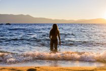 Junge Frau steht im Meer — Stockfoto