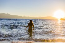 Молодая женщина стоит в море — стоковое фото