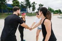 Группа здоровых людей дает пять группе после тренировки на открытом воздухе — стоковое фото