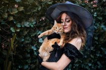Женщина, одетая как ведьма на Хэллоуин — стоковое фото