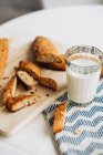 Biscotti fatti in casa con bicchiere di latte — Foto stock
