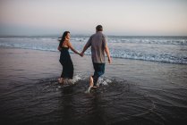 Jeune beau couple sur la plage — Photo de stock