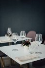 Сервировка стола с вином и бокалами на деревянном фоне — стоковое фото