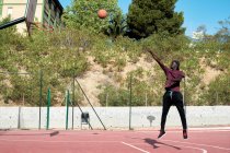 Jovem preto homem tiro basquete — Fotografia de Stock