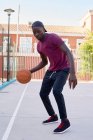 Молодой чернокожий мужчина, играющий в баскетбол — стоковое фото