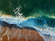 Schöne Aussicht auf Meer und Welle vor Naturkulisse — Stockfoto
