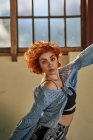 Jeune fille rousse alternative dansant dans un chemisier bleu — Photo de stock