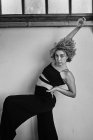 Giovane ragazza alternativa che balla in un abito nero — Foto stock