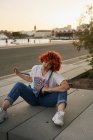 Giovane alternativa rossa ragazza in posa al tramonto in generale — Foto stock