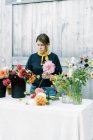 Feminino empresário e agricultor de flores organizando buquês dahlia — Fotografia de Stock