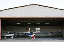Junge Fallschirmspringerin auf einem Flugplatz — Stockfoto