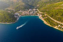 Vista aérea del ferry de pasajeros que sale de Drvenik durante el verano, Croacia - foto de stock