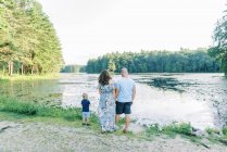 Семья, проводящая время вместе у озера — стоковое фото