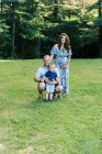 Ritratto di una famiglia americana in crescita — Foto stock