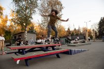 Скейтбордист в действии в скейт-парке Venice Beach Skate Park в Лос-Анджелесе, Калифорния, США — стоковое фото