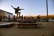 Patinador en acción en Venice Beach Skate Park en Los Ángeles, California, EE.UU. - foto de stock