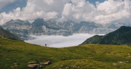Young woman hiking through Pyrenees with Mount Aspe in the background, Astun, Huesca, Aragon, Spain — Stock Photo