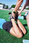 Gruppo di giovani donne pratica stretching dopo la loro formazione — Foto stock