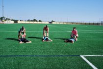 Grupo de mulheres jovens praticar alongamento após a sua formação — Fotografia de Stock