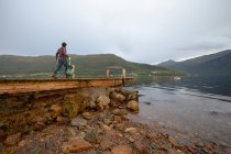 Ein Norweger mit Krabbeltöpfen in der Nähe des Fjords — Stockfoto