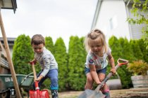 Дети помогают родителям с проектом на заднем дворе — стоковое фото