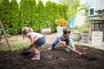 Kids helping parents with backyard project — Stock Photo