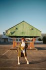 Patrimonio mixto asiático-español joven hembra posando en estacionamiento vacío - foto de stock